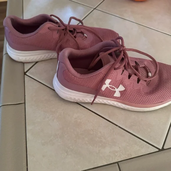 Under Armor size 10 - Picture 2 of 5